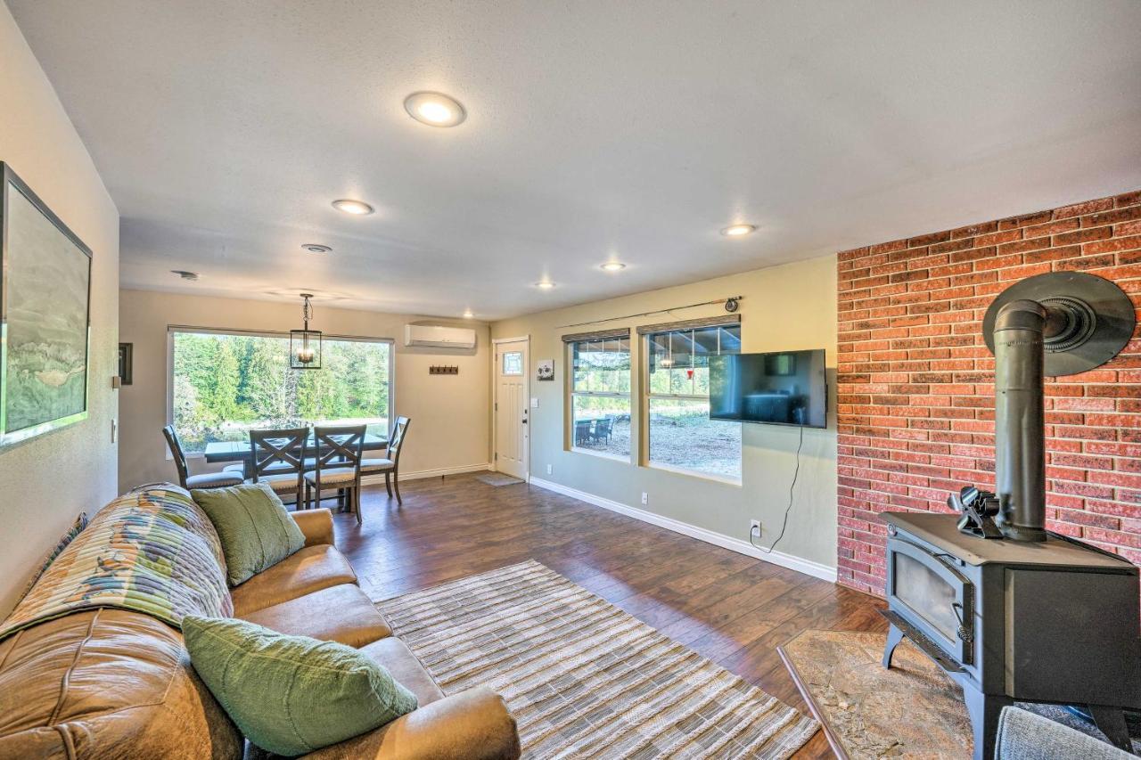 Dreamy Riverside Cabin With Fireplace And Grill Concrete Εξωτερικό φωτογραφία