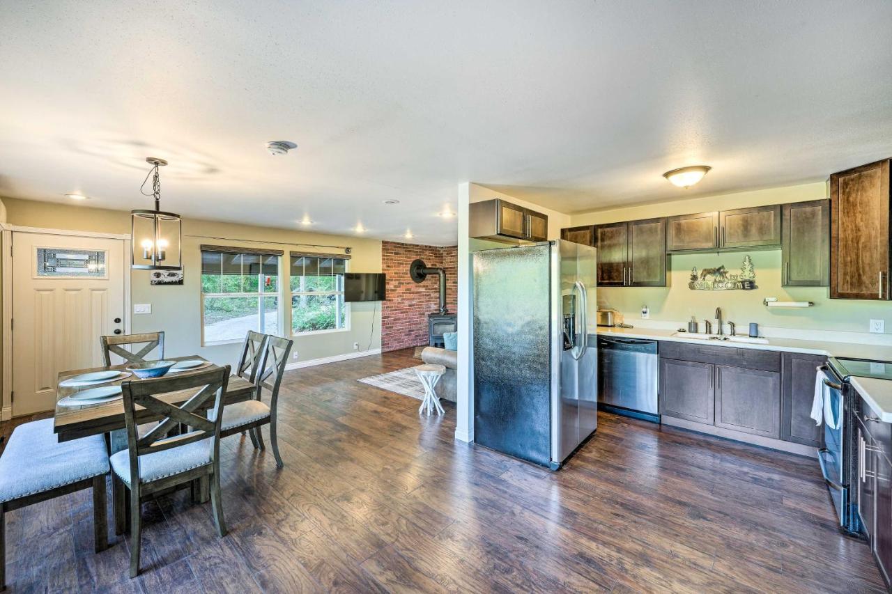 Dreamy Riverside Cabin With Fireplace And Grill Concrete Εξωτερικό φωτογραφία