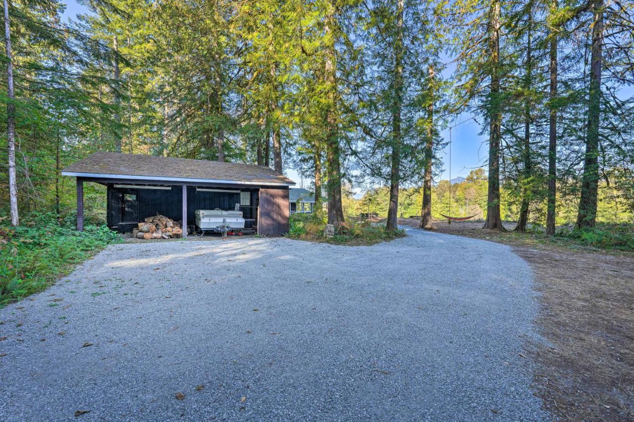 Dreamy Riverside Cabin With Fireplace And Grill Concrete Εξωτερικό φωτογραφία
