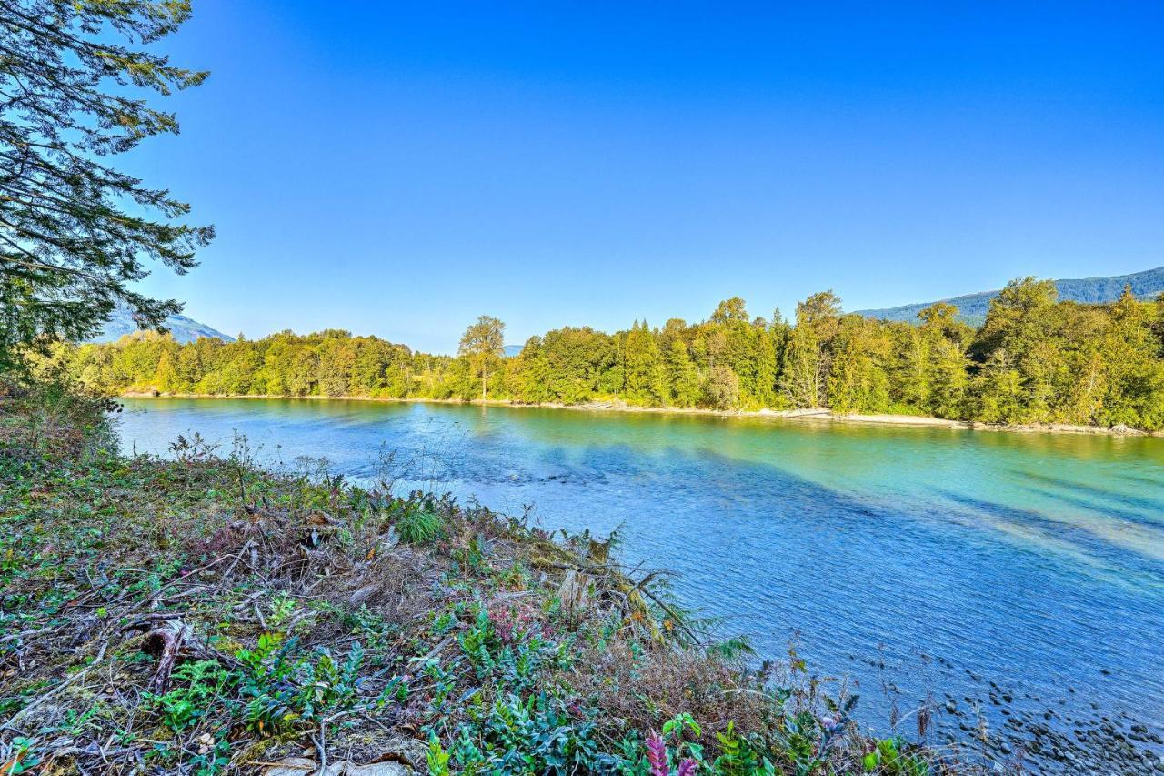 Dreamy Riverside Cabin With Fireplace And Grill Concrete Εξωτερικό φωτογραφία
